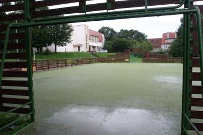 Nelaimė: pomėgis žaisti futbolą 26 metų klaipėdiečiui kainavo gyvybę, – susižalojęs nesaugioje aikštelėje jis mirė.