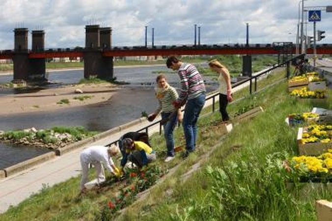 Studentai iš gėlių sudėliojo „Kauną“