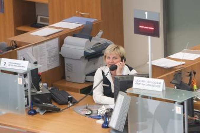 Smūgis: šiuo metu prie interesantus aptarnaujančių langelių dirba dvidešimt darbuotojų, po reorganizacijos numatyta palikti penkis.
