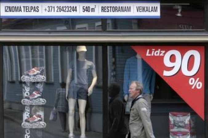 Verslas: nuolaidos iki 90 proc. ir siūlymai nuomotis patalpas – tokie skelbimai puošia dažnos Latvijos parduotuvės langus.
