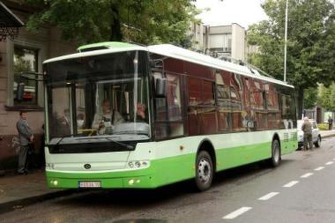 Pažintis: M.Mečkovskis, S.Kudrnačekas ir V.Gudėnas aptarė naujojo troleibuso techninius duomenis.