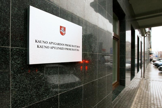 Nuo darbo nušalintam prokurorui durys lieka užtrenktos