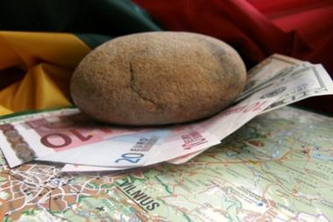 Akmuo: Finansų ministerija atmeta ekonomikos ir finansų ekspertų kritiką, kad Vyriausybė skolinasi pernelyg brangiai.