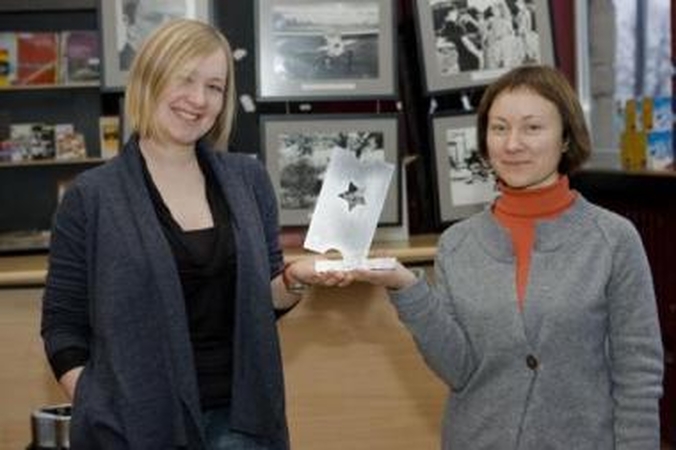 Paskata: kino centro "Skalvija" direktorė V.Levickaitė (kairėje) ir programų koordinatorė Sonata Žalneravičiūtė apdovanojimą už geriausią kino programą įvertino kaip raginimą dar...