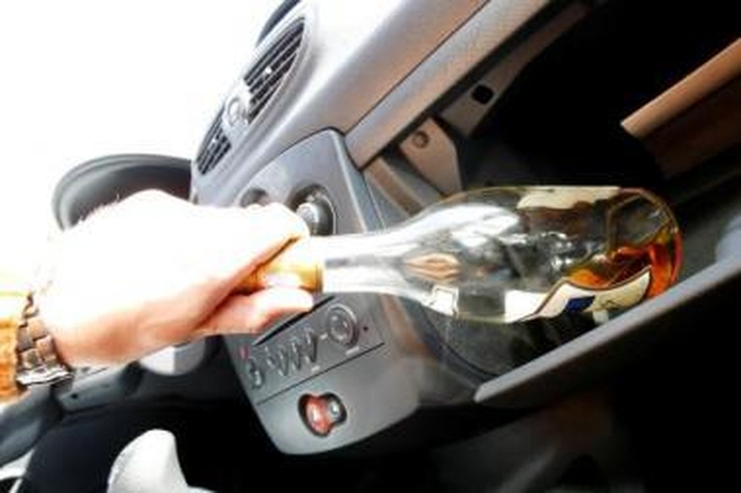 Slapstosi: mėgėjai gurkšnoti svaigalus automobiliuose uostamiesčio policijai neįkliūva.