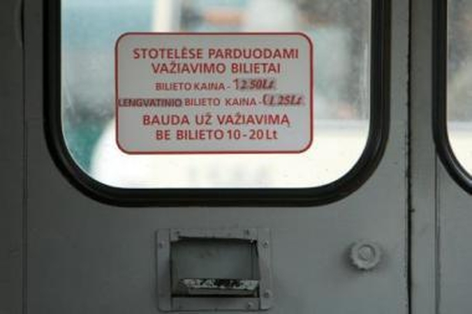 Apgaulė: kai kur viešajame transporte kabo seni įspėjimai apie baudas, tačiau tai nereiškia, kad galioja ir senos baudos.