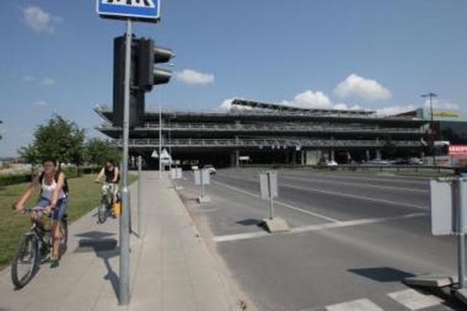 Paaiškėjo: dvejus metus "Akropolyje" šeimininkaujančios bendrovės "Deka Immobilien" atstovai sužinojo, kad garažas pastatytas nekokybiškai.