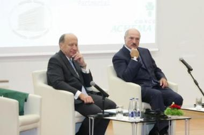 Pažintis: pernai rugsėjį Vilniuje pabendravę A.Kubilius ir A.Lukašenka (dešinėje) pratęs kalbą Minske.