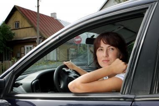 Ar tikrai - moteris prie vairo, nelaimė – už kampo?