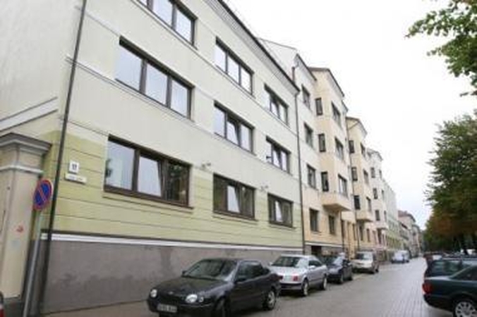 Pažeidimas: įstatymai nurodo, kad savivaldybės darbuotojai šiame pastate dirbti negali, mat jis nėra pripažintas tinkamu naudoti.