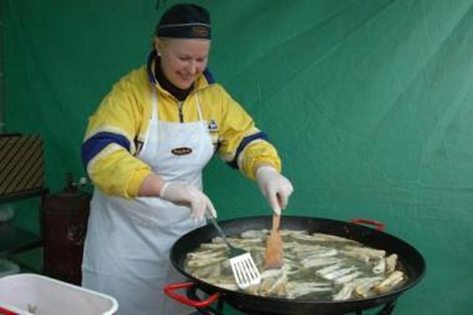 Proga: iki šiol po atviru dangumi paskanauti keptų žuvų Palangoje būdavo galima tik per stintų šventę, tačiau grilio čempionatas žada diktuoti naujas tradicijas.