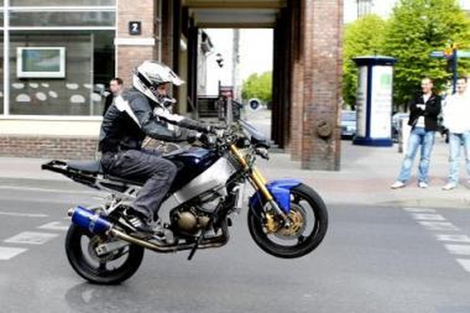 Pažeidimas: motociklininkai nevengia pralėkti Manto gatve, nors tai daryti draudžiama.