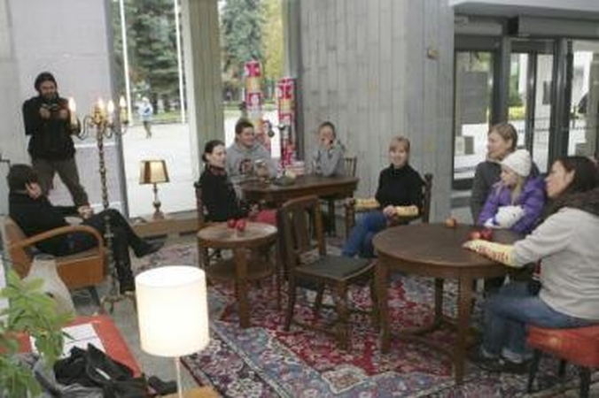 Kurs: jaukioje improvizuotos kavinės aplinkoje menininkai bendraus su miestiečiais, čia gimsiančius tekstus paversdami įvairių meno sričių kūriniais.