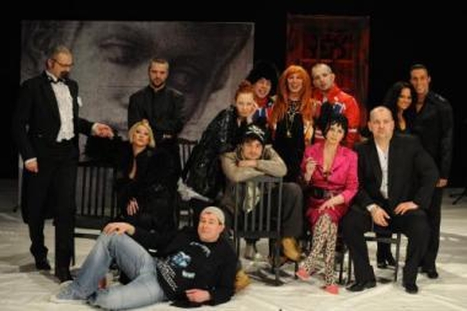 Komanda: spektaklyje "Love & Peace" vaidina žinomi Lietuvos teatro ir teleserialų aktoriai, televizijos laidų vedėjai, dainininkai ir šokėjai.