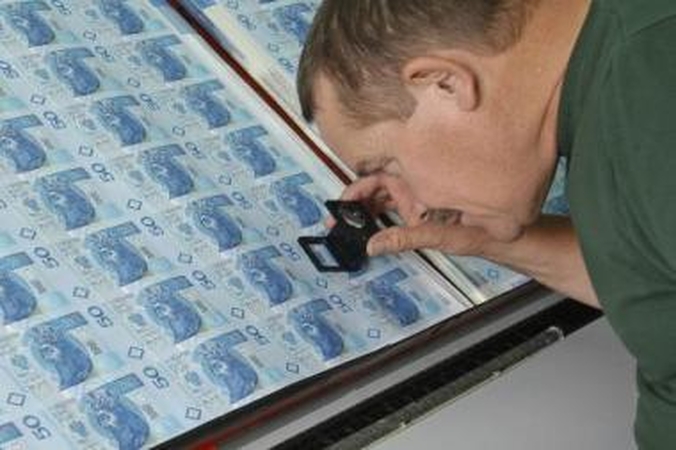 Silpstantis zlotas lenkams kainuoja namus
