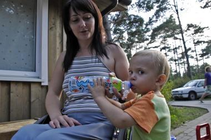 Reakcija: Jurgitą su ant kelių vežamu sūnumi praeiviai dažnai palydi šypsenomis.