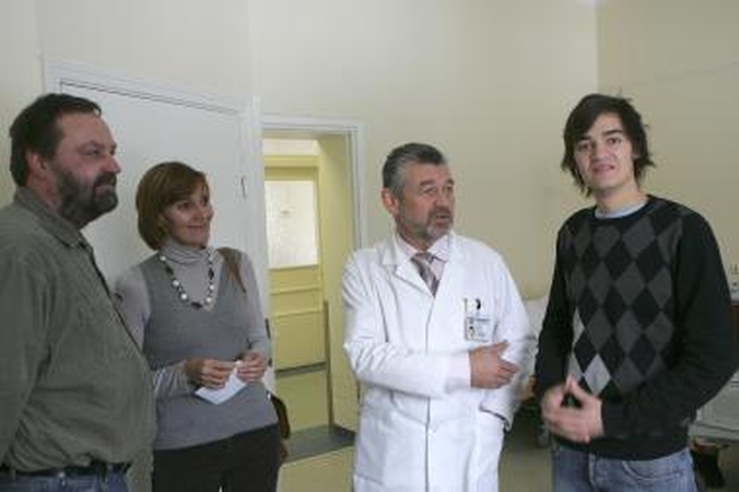 Atsisveikinimas: profesorius J.Pundzius savo paciento K.Bitenieko tėvams teikė paskutinius patarimus, kaip slaugyti sūnų.