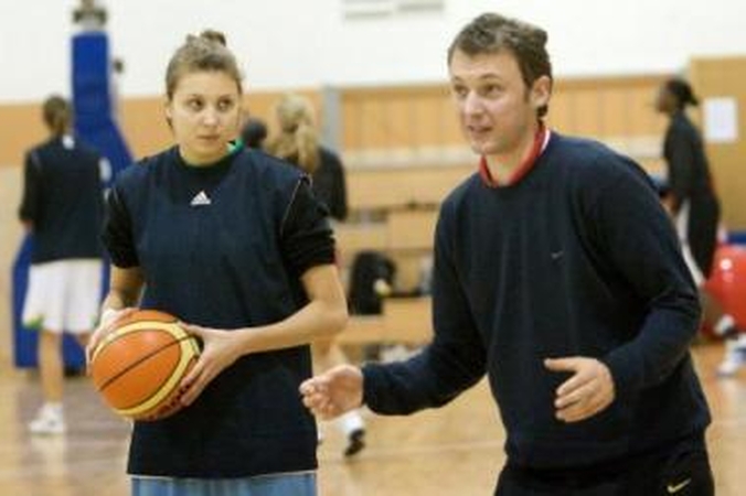 Viltis: treneris R.Paulauskas (dešinėje) tikisi, kad gydymąsi baigusi A.Rinkevičiūtė (kairėje) naują sezoną pradės visa jėga.
