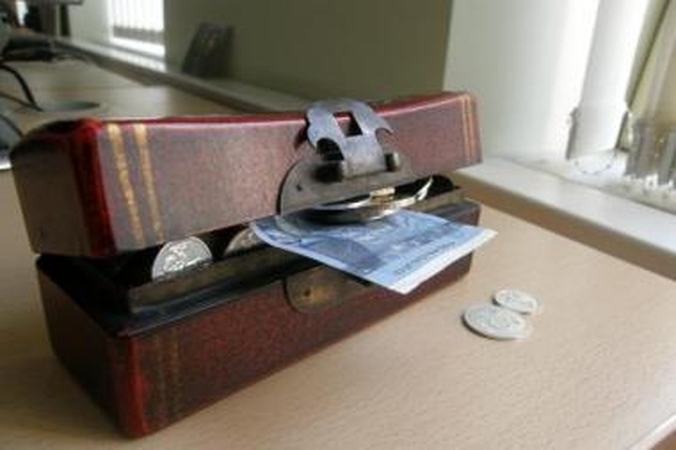 Piramidė: finansų ekspertai pataria pirmiausia pasirūpinti santaupomis bent trims-šešiems mėnesiams, o tik vėliau draudimu.