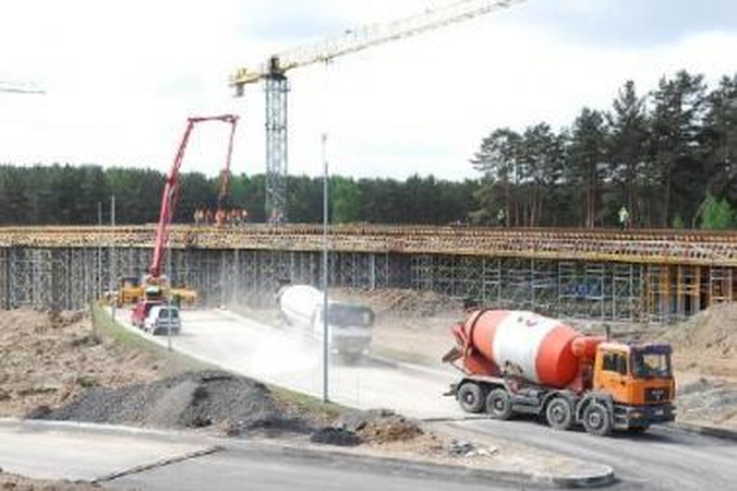 Statybos: pirmadienį pradėta statyti estakada per Oslo gatvę, bet šis ruožas miestui naudos neatneš, kol nebus sujungtas su rekonstruojamu Lazdynų tiltu ir L.Asanavičiūtės ir Ozo gatves...