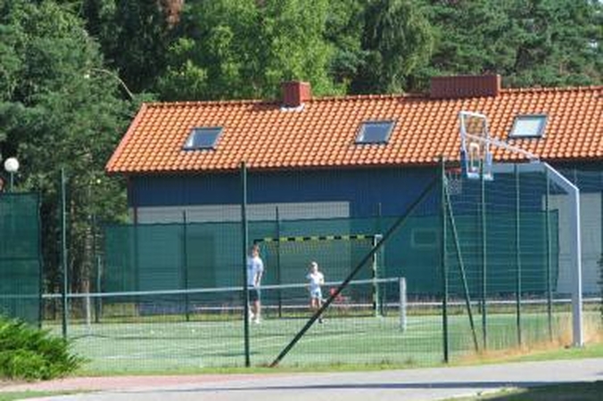 Malonumai: Nidos užkardoje įrengtais teniso kortais mėgaujasi tik aukščiausi Valstybės sienos apsaugos tarnybos vadovai.