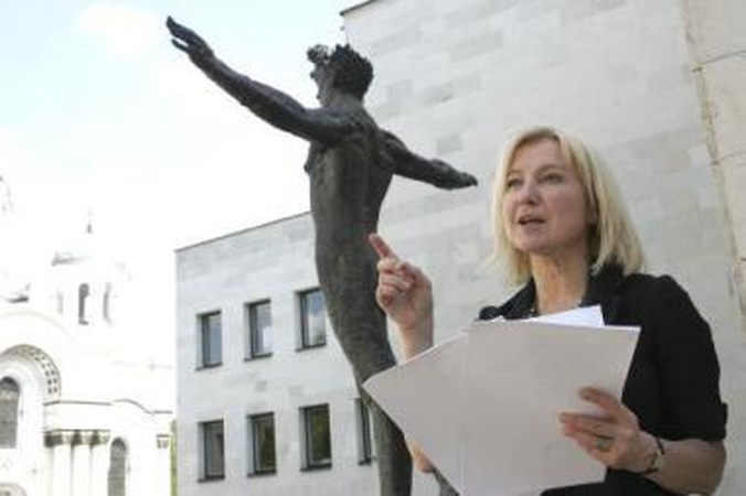 Diriguos: profesionalių menininkų veiksmus nuogo berniuko pašonėje įsikursiančiame Parnaso kalne kontroliuos renginio režisierė aktorė Inesa Paliulytė.