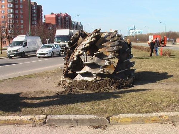Gatve riedėjo metalo monstras