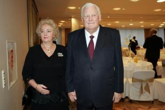 Viltis: K.Brazauskienė atsargiai džiaugiasi šiek tiek pagerėjusia A.Brazausko sveikata.