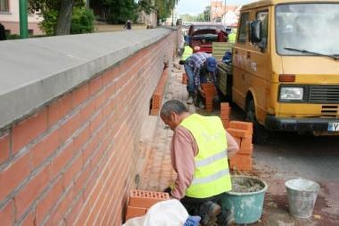 Darbai: sutrupėjusios atitvaro plytos bus pakeistos naujomis.