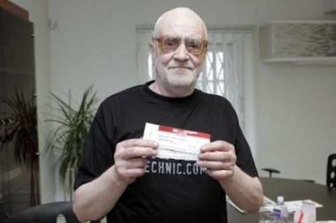 Dovana: su dienraščio prenumerata – bilietai į teatrą.