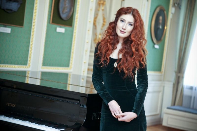 Žavi poezijos princesė su žuvimi ir lelijom