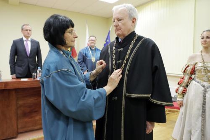 Inauguruoti nauji garbės daktarai