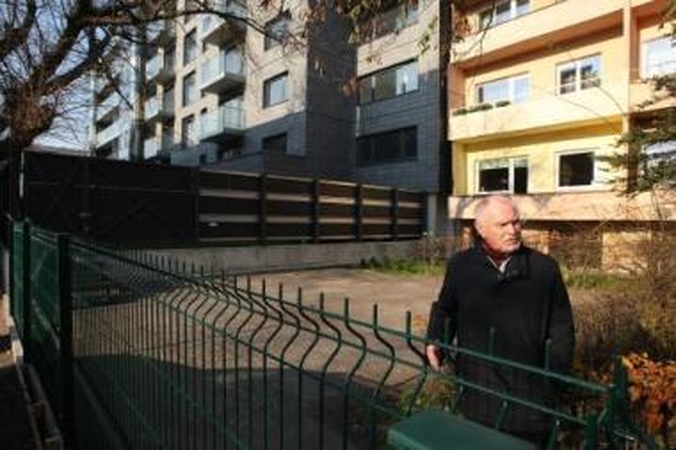 Užtvėrė: M.Smetonis su kaimynais piktinasi, kad, pastačius tvorą, neįmanoma įvažiuoti į kiemą.