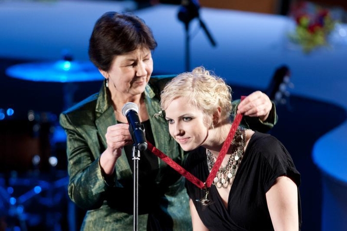 Teatralai pagerbti Auksiniais scenos kryžiais