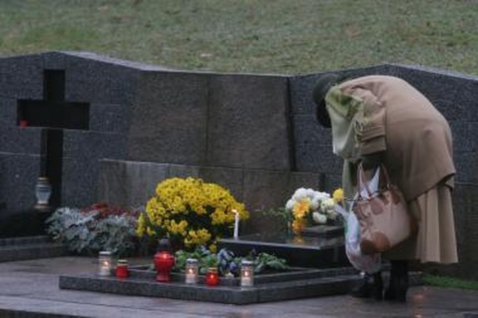 Vėlinėms – lietuviškos žvakės ir gyvos gėlės
