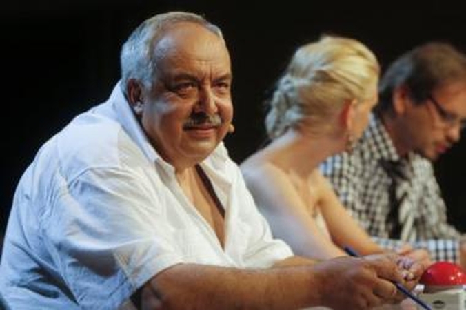 Perėmė: "Ar jau galima vadinti mane direktoriumi? Taip, juk jau turiu rožių", – prisistatęs teatro darbuotojams šmaikštavo M.Budraitis.
