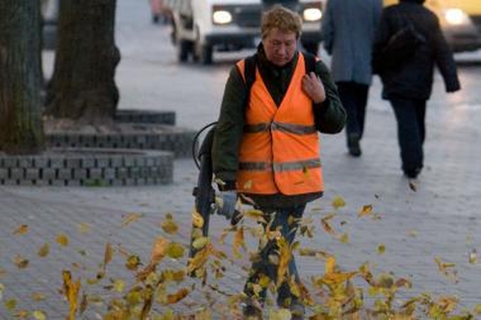 Veltui: kasdien gatves tvarkantys žmonės mėnesių mėnesius dirba be atlyginimų.