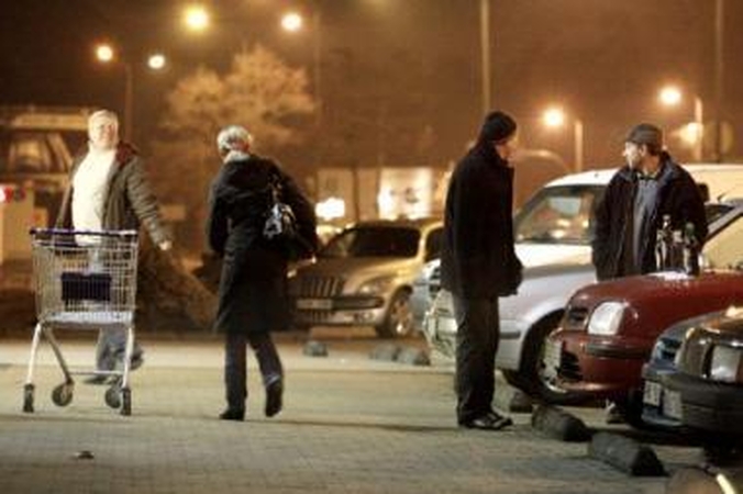 Taksistų pelnas - iš degtinės