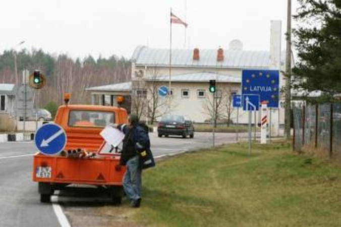 Dirba: nors Latvija kaip ir Lietuva į Šengeno erdvę įstojo 2007 metų pabaigoje, pasienio zonoje dirbantys pareigūnai ir toliau intensyviai tikrina į jų šalį įvažiuojančių asmenų...
