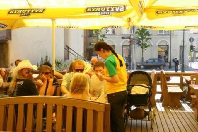 Reidas: darbo inspektoriai pajūryje tikrina, ar kavinėse padavėjais įdarbinti jaunuoliai nėra išnaudojami.