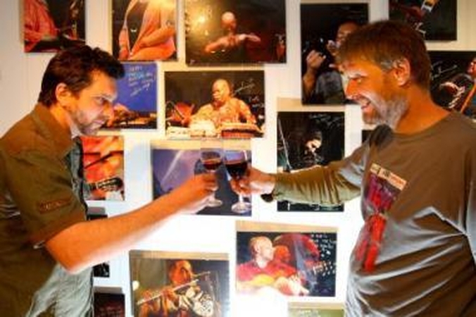 Nuotaika: naujoje M.Juodžio (kairėje) galerijoje karaliauja džiazas, fotografija ir tapyba – visa tai susiliejo M.Petrausko fotografijos ir tapybos parodoje.