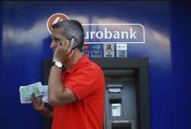 Graikai šluoja santaupas iš bankų