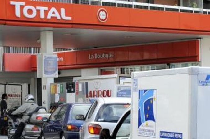 Blokada: Prancūzijoje jau savaitę streikuoja bendrovės "Total" naftos perdirbimo gamyklų darbuotojai. Dėl to 249 degalinės "Total" vakar liko be vienos ar kelių rūšių degalų.