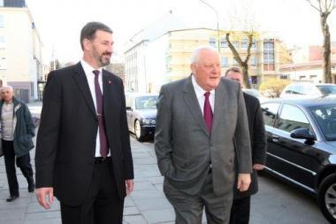 Autoritetas: A.Brazauskas tikino, kad dabar kiekviena šalis turi pati kapanotis iš krizės.