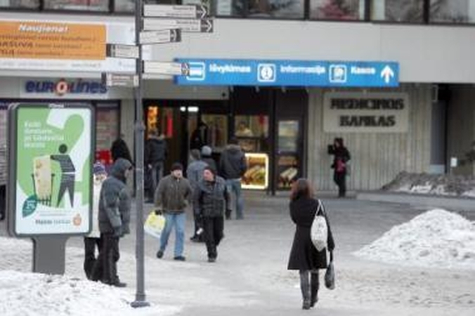 Medžioklė: dažniausiai "dušmanai" keleivių laukia aikštelėje šalia stoties, tačiau atsiranda nebijančių ieškoti klientų ir pačioje stotyje.