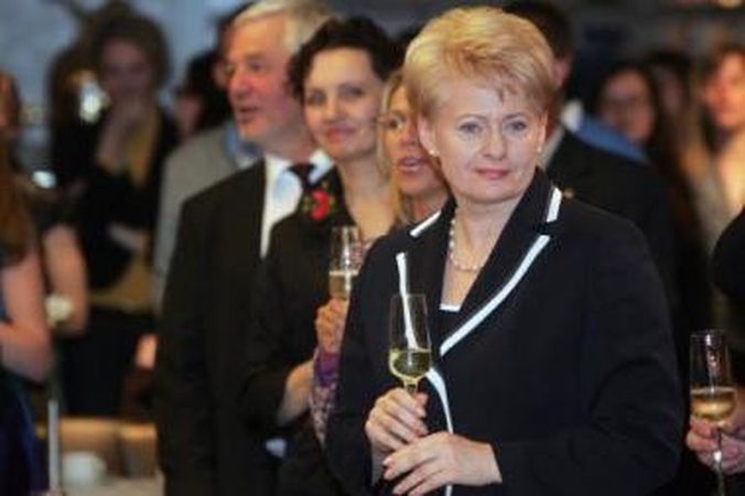 Trauka: pergalės naktį prie D.Grybauskaitės greitai susispietė jos šlovės spinduliuose norinčių pasišildyti politikų ir kitų veikėjų minia.