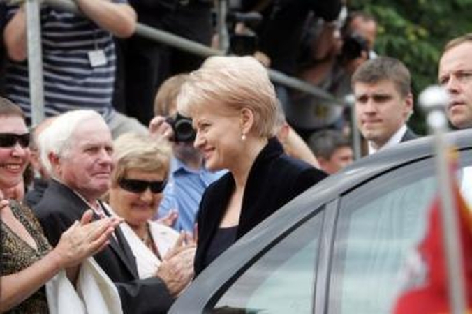Nuopelnai: D.Grybauskaitė teigia per pirmuosius savo vadovavimo metus pasukusi Lietuvą permainų keliu.