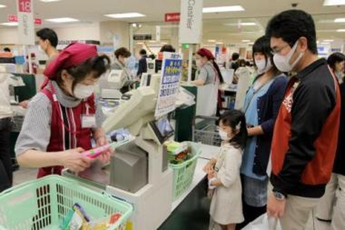 Apsauga: kai kuriuose Japonijos miestuose žmonių su chirurginėmis kaukėmis ant veido yra daugiau nei be jų.