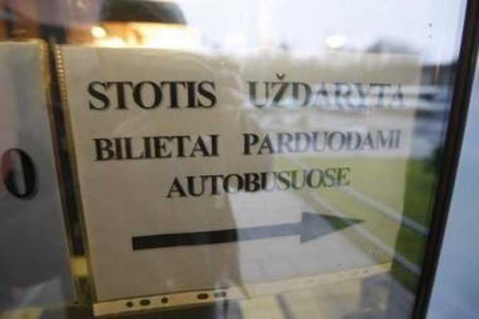 Linksmybės: išprašiusi lankytojus, autobusų parko administracija jubiliejaus šventės stalus išrikiavo laukimo salėje.