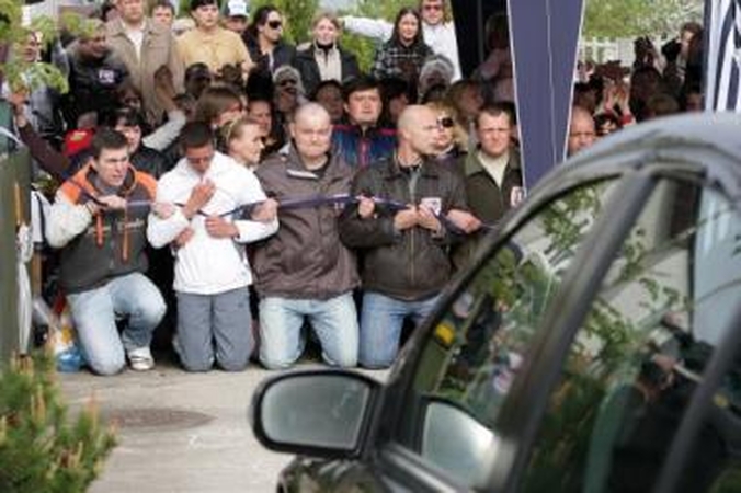 Užtvara: keli šimtai žmonių maldomis, giesmėmis ir šūksniais išreiškė savo palaikymą D.Kedžio artimiesiems ir užtvėrė  išvažą iš namų.